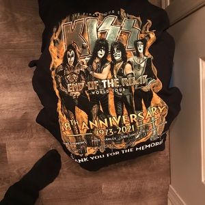 2021 kiss tour shirts XL and large same print have about (40)